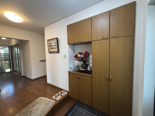 岡崎市茅原沢町字茅生｜名古屋市の戸建ならホームアップの玄関|家族分の靴や小物をすっきり収める大容量の玄関収納。いつでも清潔感のあるエントランスでお客様をお迎えできます