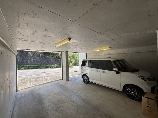 岡崎市茅原沢町字茅生｜名古屋市の戸建ならホームアップの駐車場|【ガレージ】
雨や日差しから大切なお車を守る屋根付きガレージ。照明付きで夜間の駐車や荷物の積み下ろしも安心です