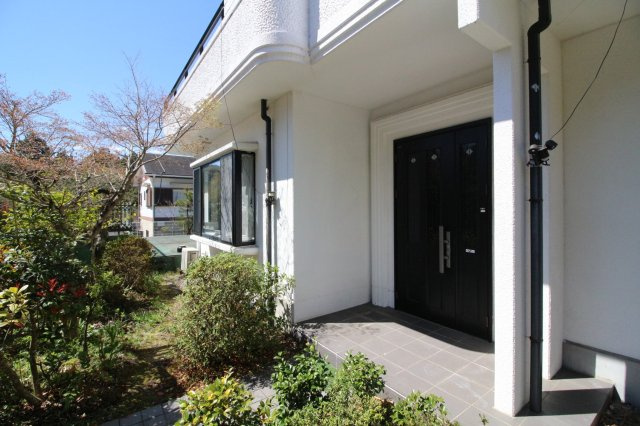 岡崎市茅原沢町字茅生｜名古屋市の戸建ならホームアップの玄関|【玄関周辺】
緑あふれる植栽が毎日を晴れやかに