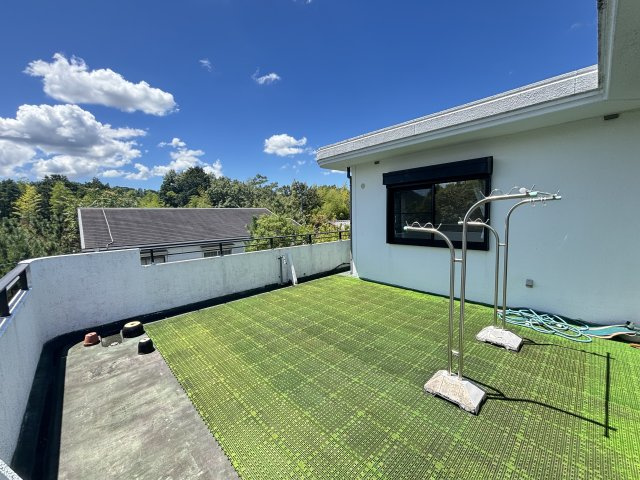 岡崎市茅原沢町字茅生｜名古屋市の戸建ならホームアップのバルコニー|【２階ルーフバルコニー】
青空と緑の借景が広がる開放的なバルコニー。お洗濯はもちろん、おうちカフェや日光浴スペースとしても楽しめます