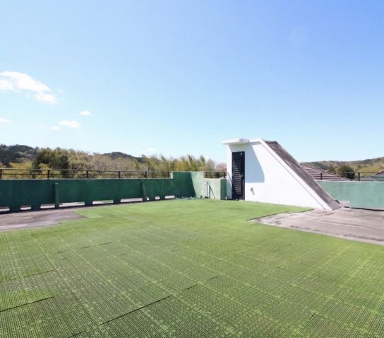 岡崎市茅原沢町字茅生｜名古屋市の戸建ならホームアップのバルコニー|【屋上テラス】
周囲の豊かな緑と広い空を独り占めできる大パノラマ。BBQや星空観察、お子様の遊び場など多彩に活躍します