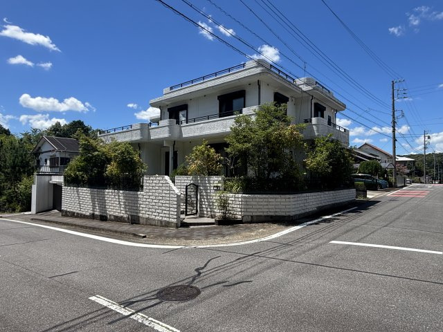 岡崎市茅原沢町字茅生｜名古屋市の戸建ならホームアップの外観|広々とした延床面積を誇る邸宅。2世帯同居をお考えのご家族にもゆとりをもってお住まいいただけます