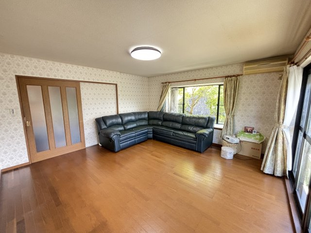 岡崎市茅原沢町字茅生｜名古屋市の戸建ならホームアップの居間・リビング|大型ソファを配置しても開放感あふれる広々リビング。遮音性の高いRC造のため、周囲を気にせずピアノ等の楽器演奏も楽しめます。
（ソファはWベッドも搭載されている。不使用時はソファ内に格納）