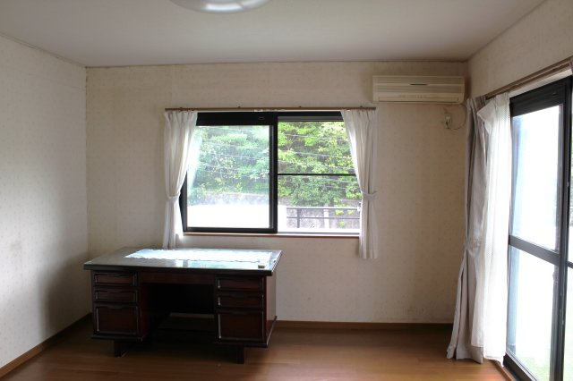 岡崎市茅原沢町字茅生｜名古屋市の戸建ならホームアップの洋室|【２階ダイニング】
窓からの自然光が心地よい空間。バルコニーに出られるお部屋です