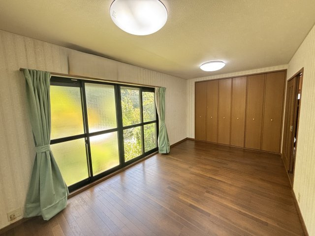 岡崎市茅原沢町字茅生｜名古屋市の戸建ならホームアップの洋室|【１階北側洋室】
大きな窓から明るい光が広がる開放的な空間。卓球や趣味のスペースとしてもマルチに活用できます