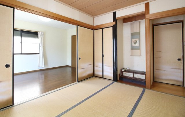 岡崎市茅原沢町字茅生｜名古屋市の戸建ならホームアップの和室|【１階和室】
床の間や押入れを備えた風情ある6帖の和室。襖を開けると隣の洋室とつながり、開放的な広々空間としても使えます