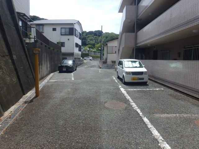 ピニエール下田の駐車場
