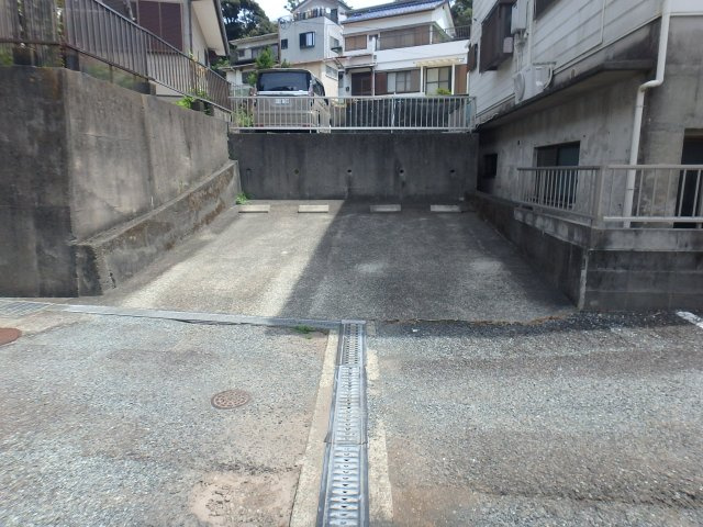 ピニエール下田の駐車場
