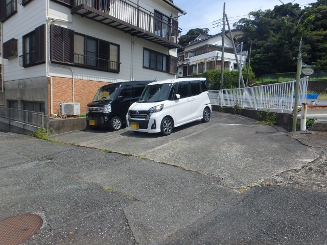 ピニエール下田の駐車場