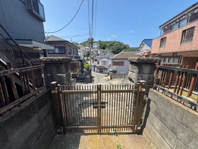 【前面道路含む現地写真】 | 横須賀市平作 全居室２面窓　3DK