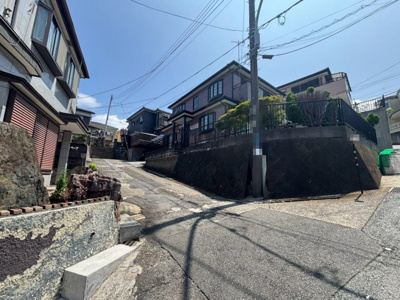 【前面道路含む現地写真】 | 横須賀市平作 全居室２面窓　3DK