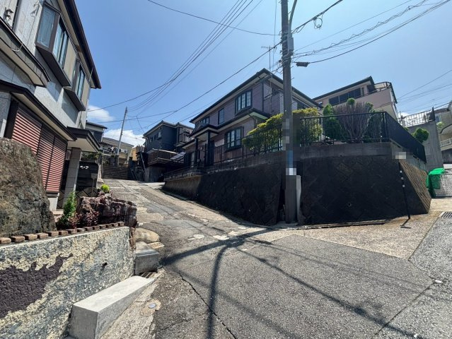 【前面道路含む現地写真】 | 横須賀市平作 全居室２面窓　3DK