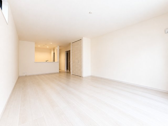 リーブルガーデン岸和田市八幡町２期のキッチン|白を基調とした明るいLDK♪開放感のある19.5帖の大空間