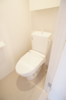 落ち着いた色調のトイレです