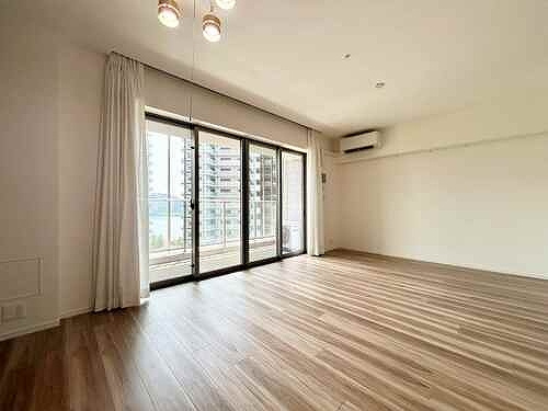 ＨＡＲＵＭＩ　ＦＬＡＧ　ＰＡＲＫ　ＶＩＬＬＡＧＥ　Ｄ棟の居間・リビング|LD