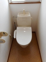 落ち着いた色調のトイレです