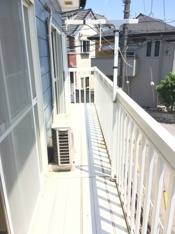 暖かな日差しのふりそそぐバルコニー