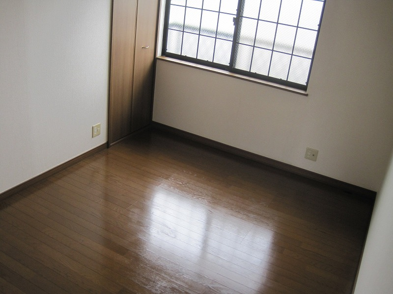 広くて明るい寝室