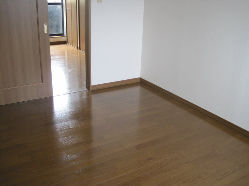 落ち着いた色調の寝室です