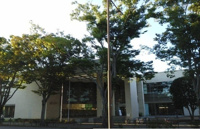 成田図書館まで1800m