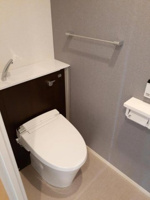 落ち着いた色調のトイレです