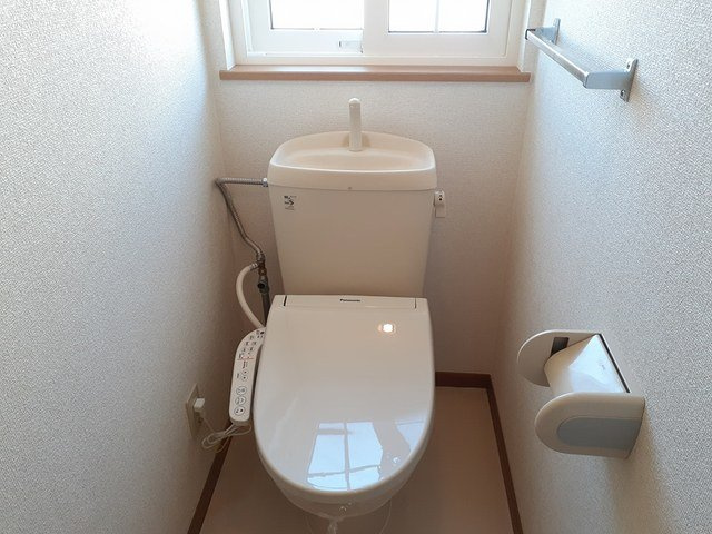 落ち着いた色調のトイレです