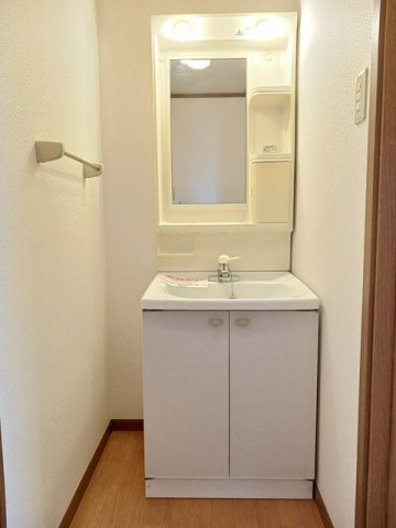 ゆったりとスペースのある洗面所