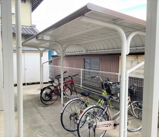 屋根付き駐輪場完備