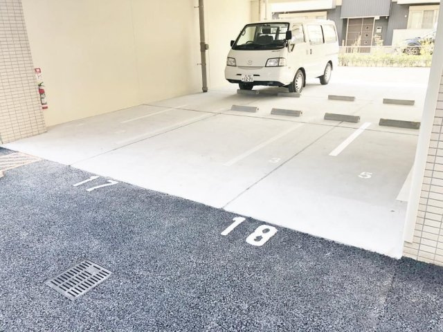 フォルトメゾン鬼高の駐車場