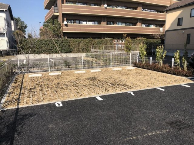 フォルトメゾン鬼高の駐車場