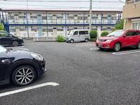 駐車場があるので、車を買う予定の方も安心です