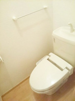 落ち着いた色調のトイレです
