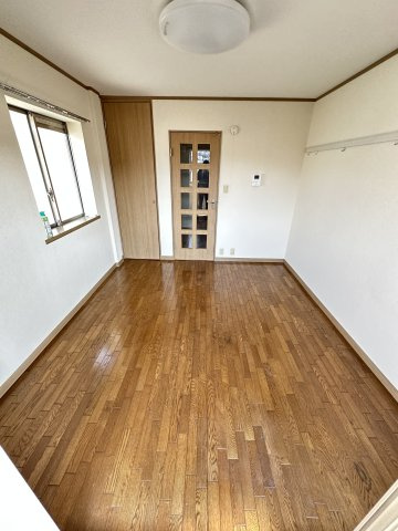 落ち着いた色調の寝室です