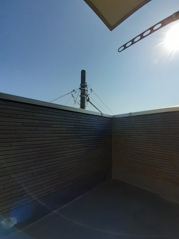開放的で明るい空間を演出してくれるバルコニーです