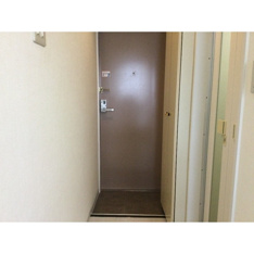 収納もある玄関です