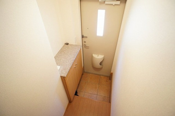 収納もある玄関です