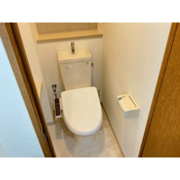 落ち着いた色調のトイレです