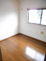 落ち着いて過ごせるお部屋なので、寝室にいかがでしょうか