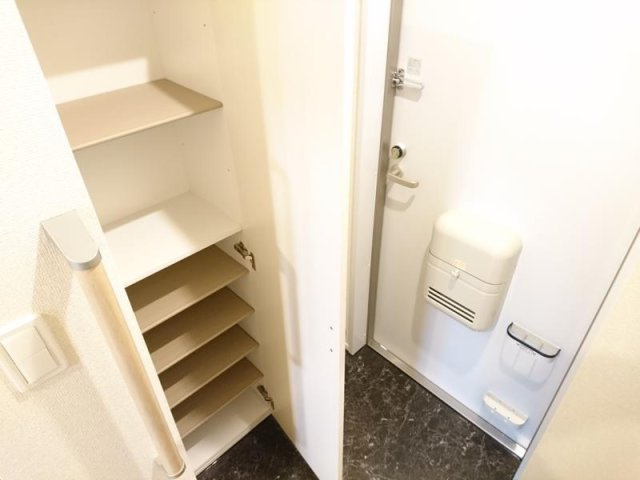 収納もある玄関です