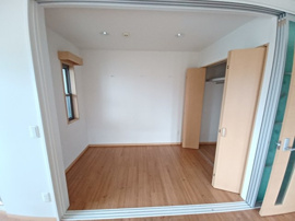 落ち着いて過ごせるお部屋なので、寝室にいかがでしょうか