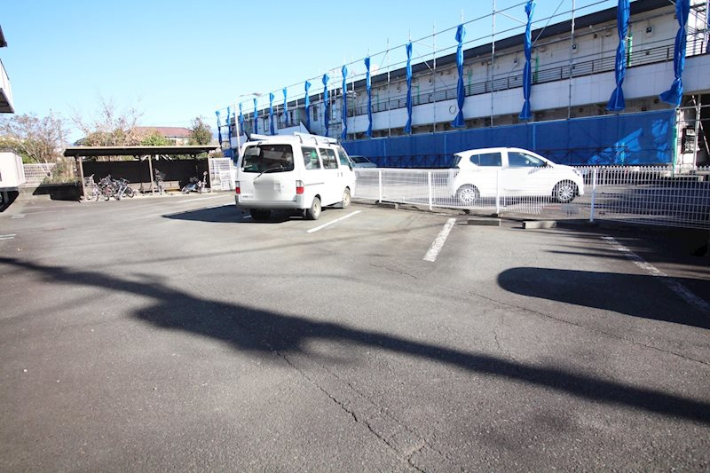 メゾン来光Cの駐車場
