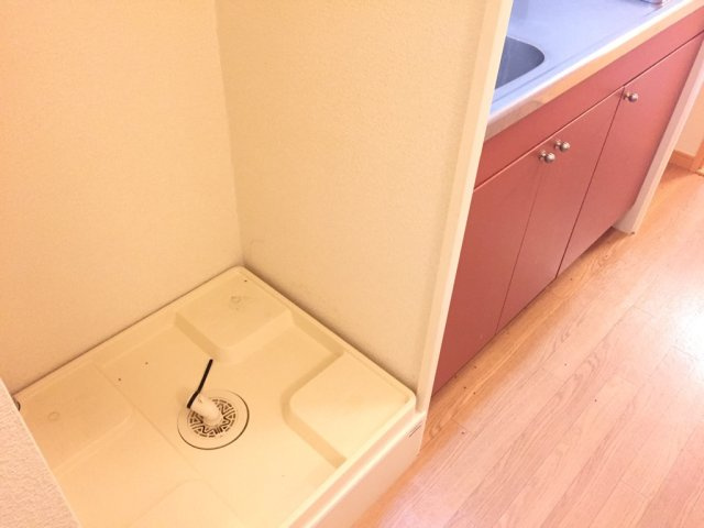 キッチンの隣に洗濯機置き場があります！