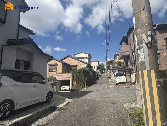 神戸市西区北山台2丁目　中古戸建の前面道路含む現地写真|●年中無休：当日予約可●前面道路は西側、幅員5.4ｍ、北側、幅員約3.5ｍになります。
