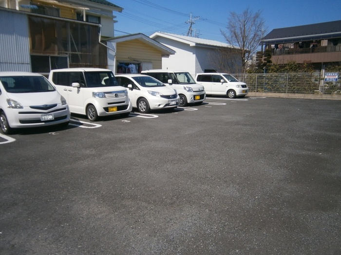 サンヴィレッジ中河原の駐車場