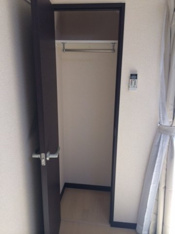 明るい色調の室内です