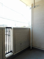 暖かな日差しのふりそそぐバルコニー