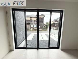 【居間・リビング】 | 高砂市曽根町　新築戸建 | ◆ＬＤＫ◆
掃き出し窓が大きく、角地で陽当り良好です♪