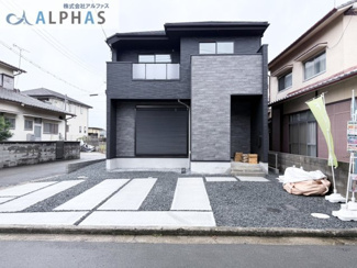 【外観】 | 高砂市曽根町　新築戸建 | ■三方角地♪南東向きの為、陽当り通風良好♪
駐車スペース3台可♪