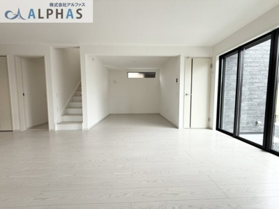 【居間・リビング】 | 高砂市曽根町　新築戸建 | ◆ＬＤＫ18帖◆
4.5帖の洋室とつなげて広々空間♪