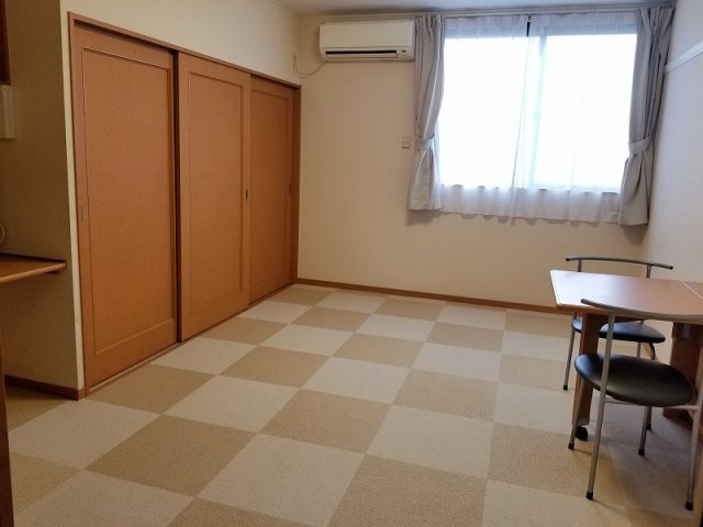 絨毯が実際の御部屋と色や柄が異なる場合が御座います